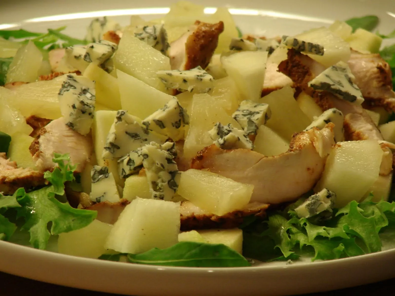 Vistas salāti ar augļiem un zilo sieru
