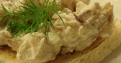 Grauzdēta maize ar kūpināta jūras asara salātiem