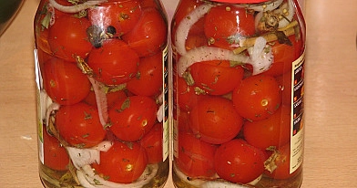 Marinēti tomāti ar sīpoliem un ķiplokiem