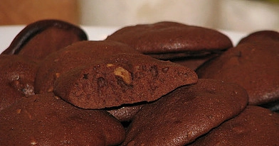 Šokolādes biskvīta cepumi ar riekstiem