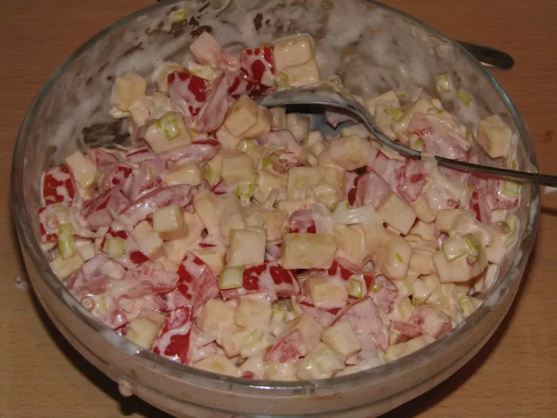 Siera salāti ar tomātiem, puraviem un majonēzi