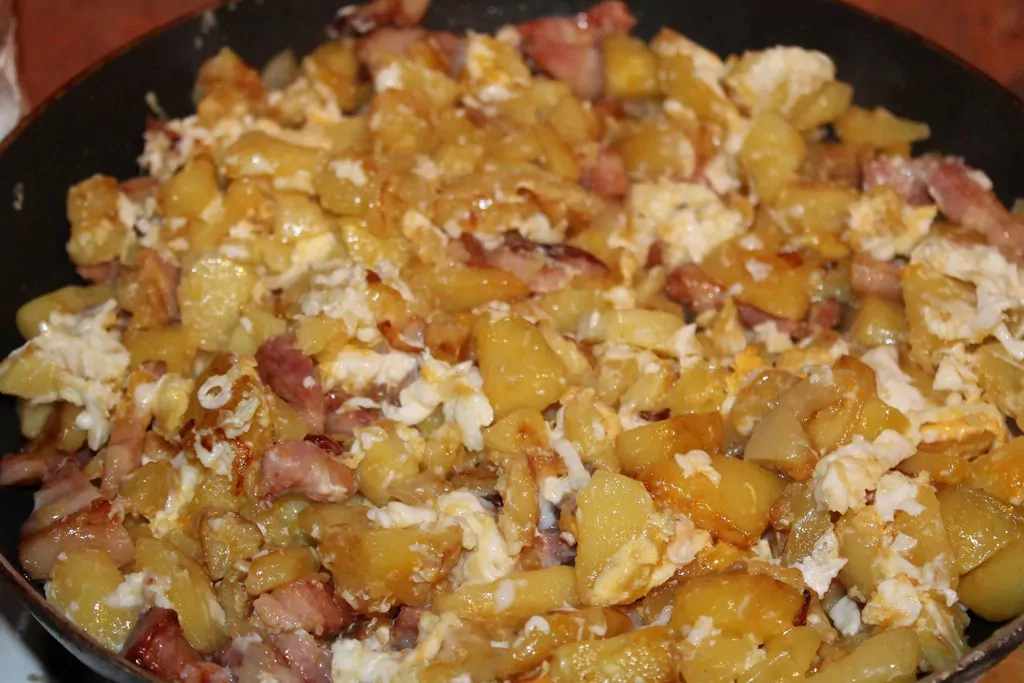 Zemnieku brokastis ar kartupeļiem un cūkgaļu