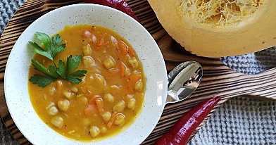 Ķirbju zupa ar aunazirņiem un kokosriekstu pienu