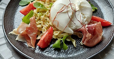 Makaroni ar pesto mērci, tomātiem un burrata sieru