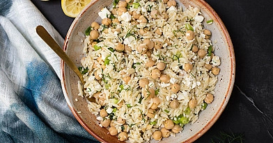 Auna un orzo makaronu salāti ar saulē kaltētiem tomātiem