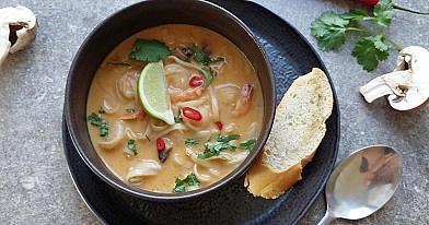 Taizemes Tom Yum zupa ar nūdelēm, jūras veltēm un vistas gaļu