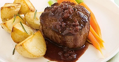 Medium rare steiks - liellopa gaļas cepeti ar vīna mērci