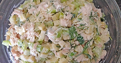 Ātrs vistas krūtiņas maisījums ar gurķi, olām, šķiņķi un sieru