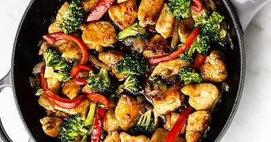 Teriyaki Stir-Fry vista ar dārzeņiem