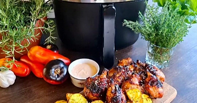 Vistas stilbiņi saldskābā marinādē ar ceptiem kartupeļiem un pikantu mērci (air fryer)