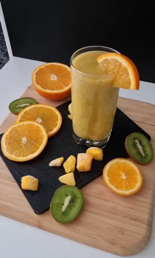 Saulains vitamīnu smūtijs ar apelsīnu un mango